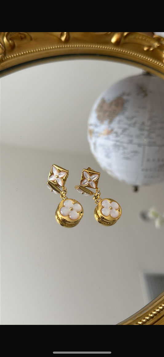 Gold dangling estriñes