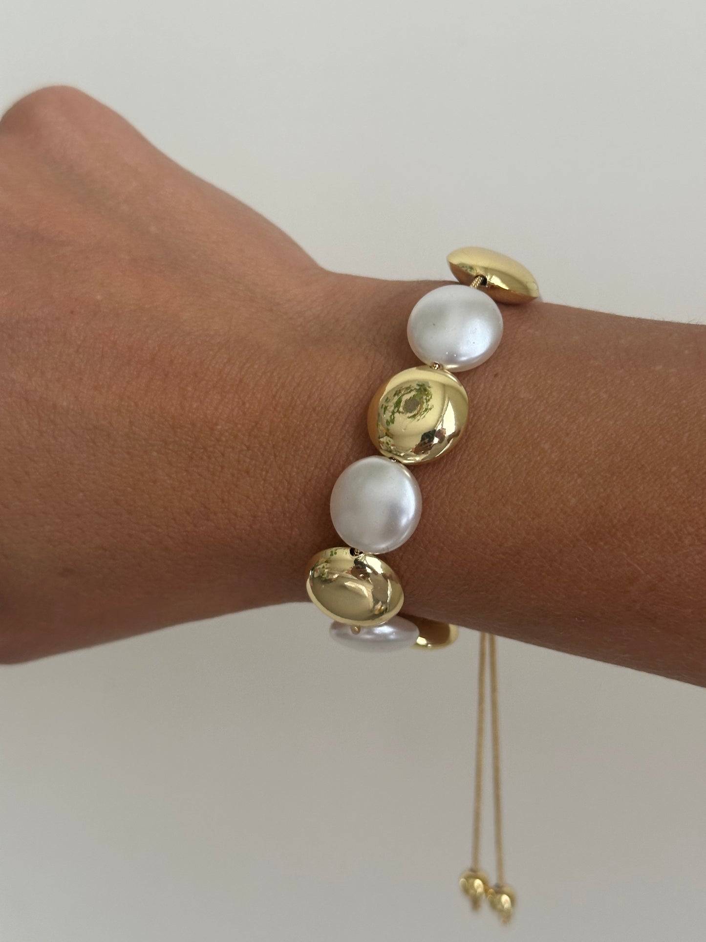 Ajustable Pearl and Gold bracelet