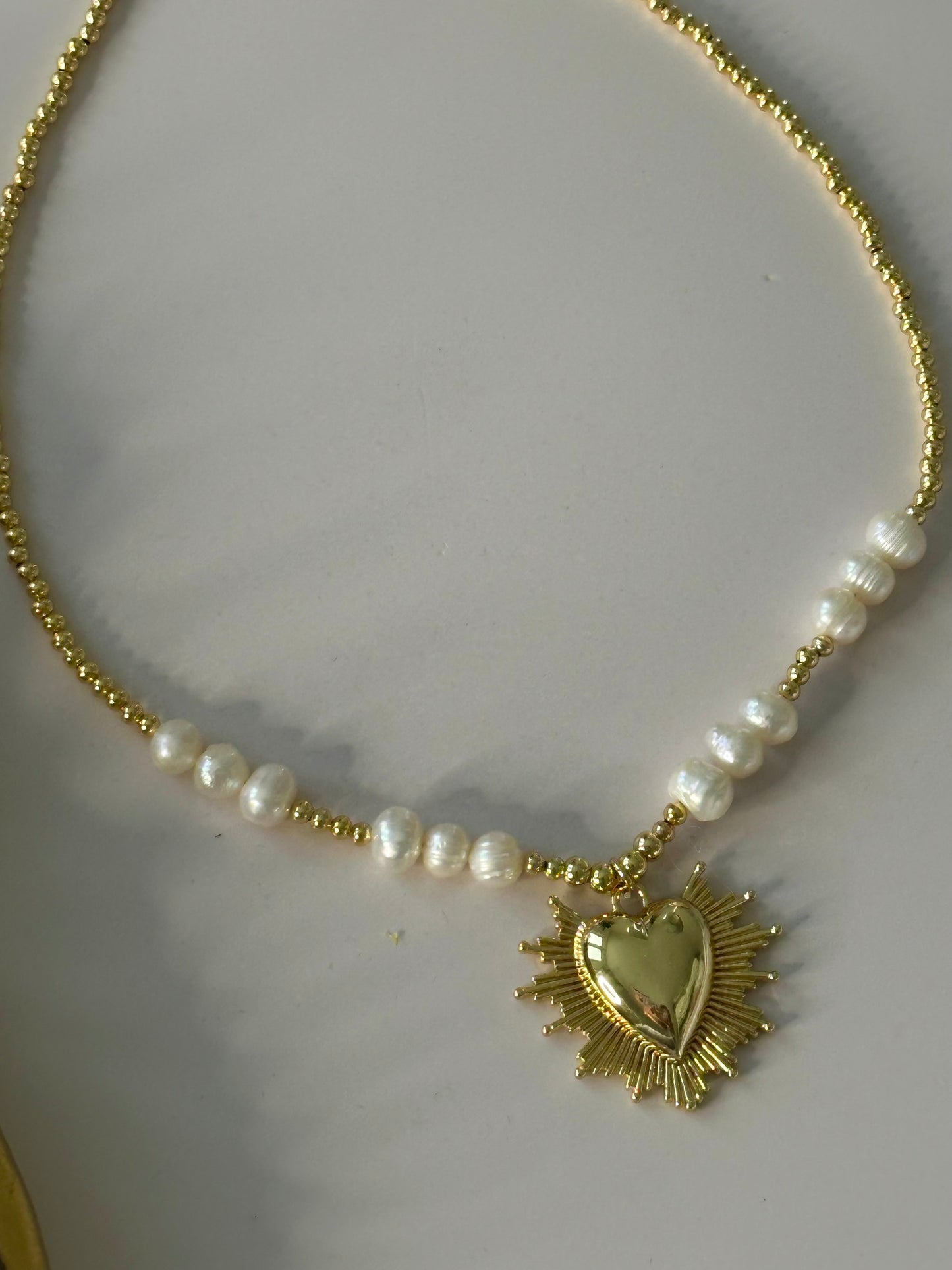Collar corazón dorado con perlas