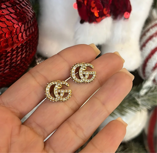 Stud earrings with stone