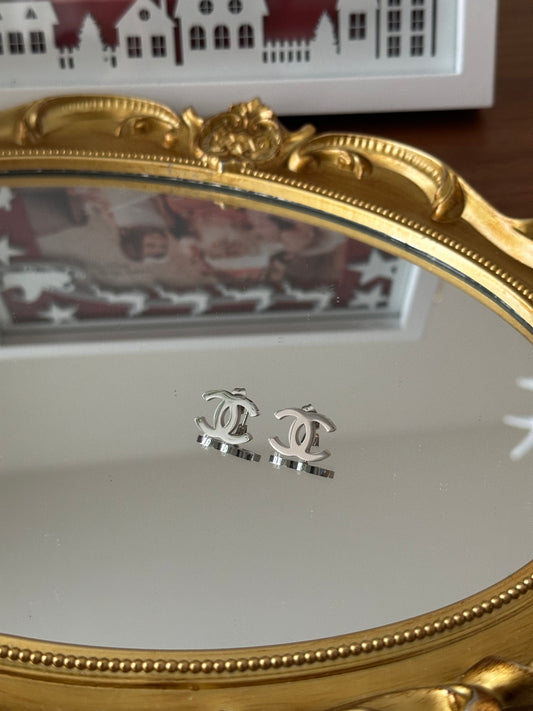 Studs earrings