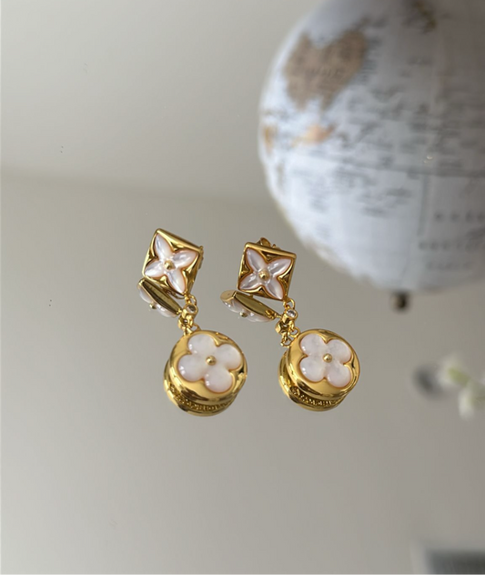 Gold dangling estriñes