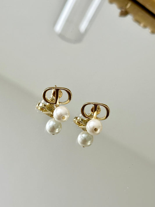 Gold dangling pearl