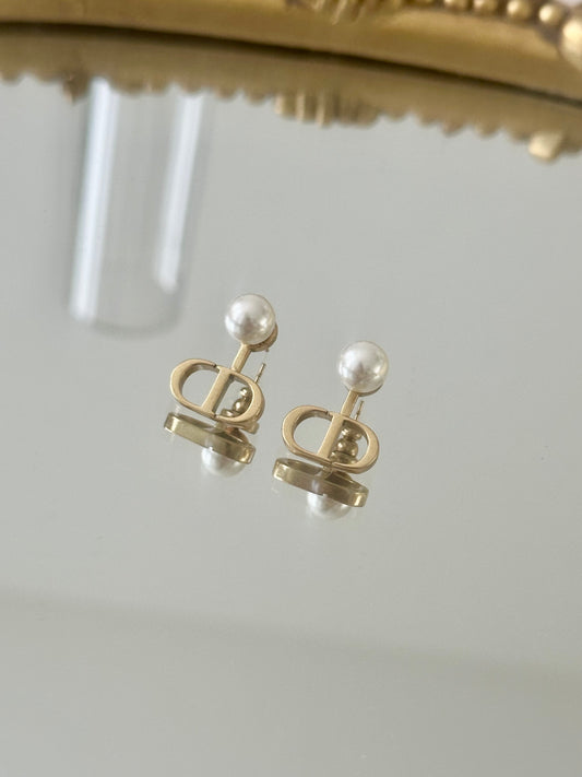 Gold earrings pearl on top