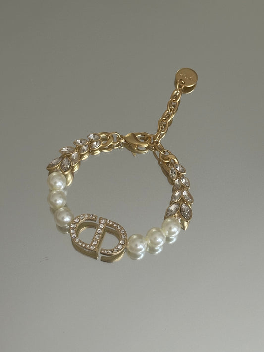 Gold pearl Bracelet with stone
