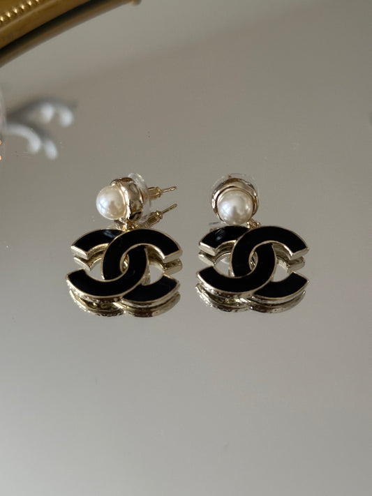Black earrings with Pearl on top