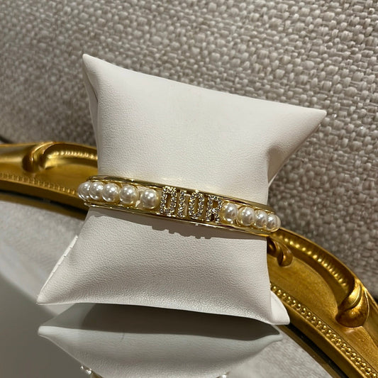 Gold cuff pearl bracelet