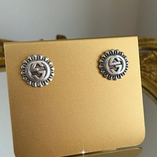 Silverio studs