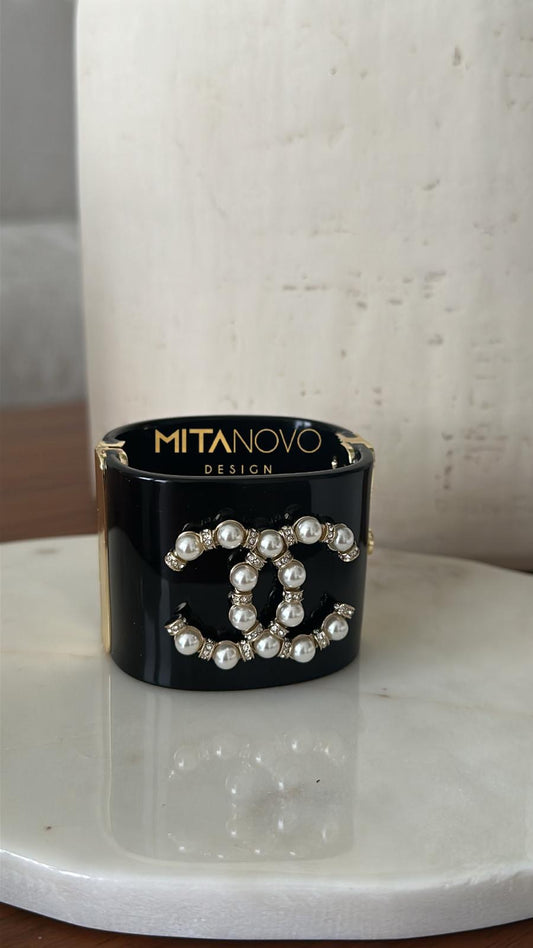 Acrylic bracelet with pearls