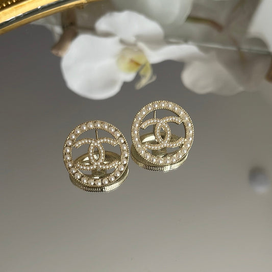 Round pearl earrings